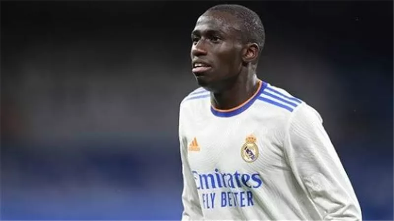 ريال مدريد يعلن إصابة فيرلاند ميندي وتوقعات بنهاية موسمه مع الملكي 