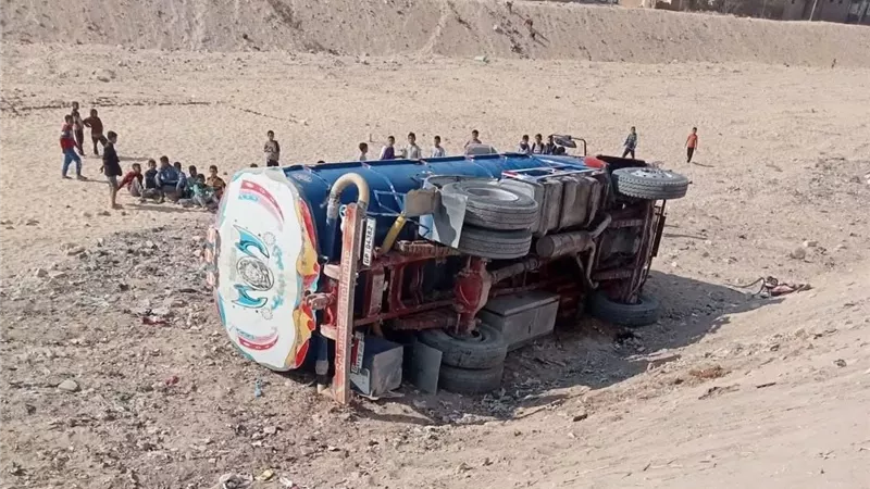 العناية الإلهية تُنقذ سائقًا من كارثة انقلاب سيارة نقل مواد بترولية بالصف