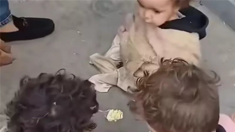 مأساة بالزقازيق.. أم تتخلى عن أطفالها الثلاثة بينهم رضيعة