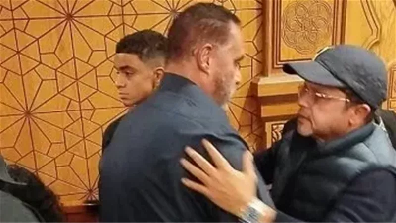 بحضور هنيدي .. بدء عزاء السيناريست الراحل أحمد عبدالله في مسجد الشرطة |صور