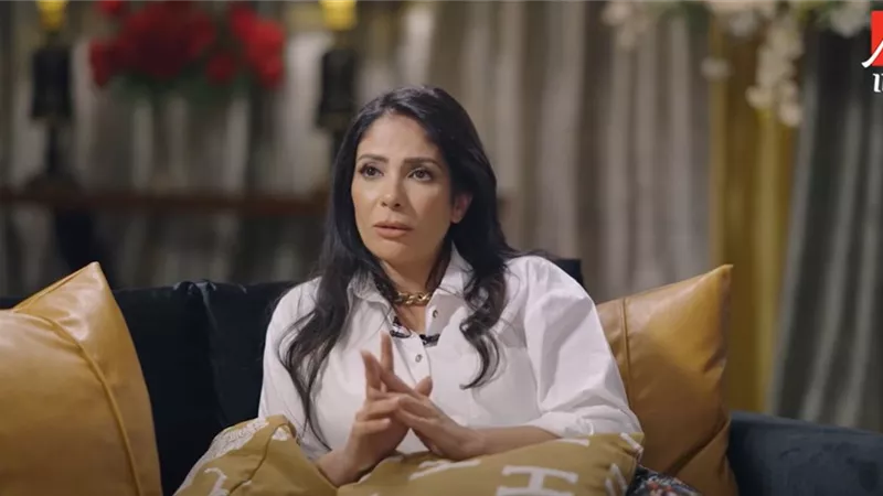 «مبعرفش أمشي من غير الروج».. منى زكي تكشف عن أساسياتها اليومية 