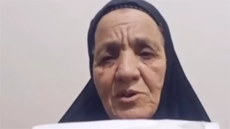 مسنة تناشد السيسي: “اتحرمت من المعاش والتموين بسبب وفاتي وأنا على قيد الحياة
