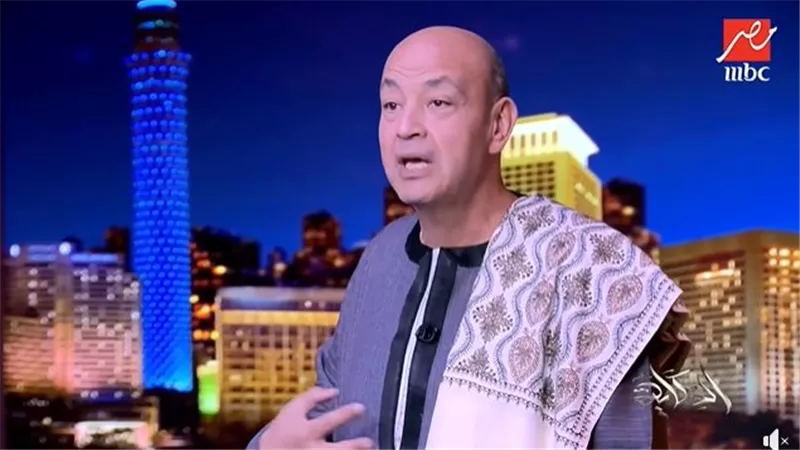 بالفيديو والصور.. اللقطات الأولى لدخول عمرو أديب استديو الحكاية بالجلابية
