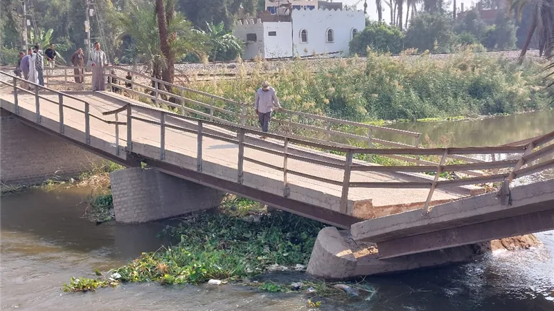 انهيار كوبري عمره 50 عامًا على ترعة نجع حمادي الغربية بسوهاج|صور
