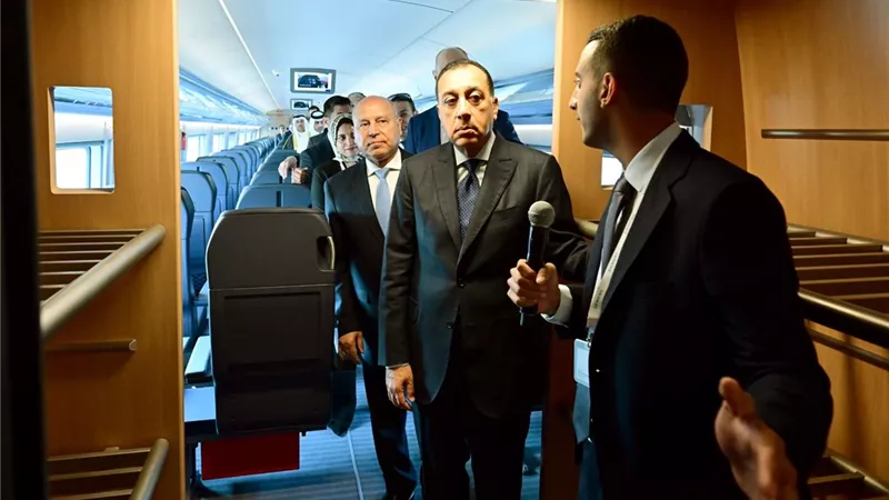 رئيس الوزراء يعطي إشارة بدء التشغيل التجريبي للخط الأول للقطار الكهربائي