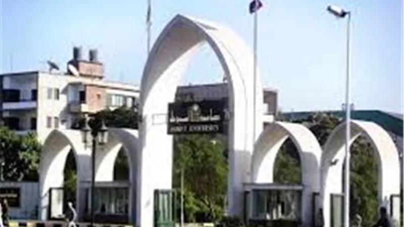 خيرا تعمل شرا تلاقي.. وقف دكتور جامعي قام بتوزيع المقرارات الدراسية