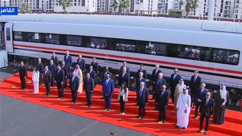 رئيس الوراء يلتقط صورة تذكارية مع المشاركين بمؤتمر النقل الذكي واللوجيستيات