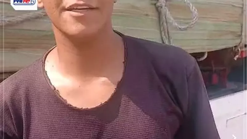 شاب قنائي يخفف شقاء العمل بالغناء علي الطريق الصحراوي في قنا(فيديو)