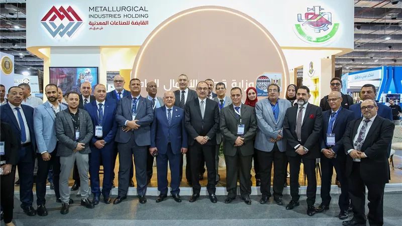 وزير قطاع الأعمال العام يتفقد جناحي الوزارة في معرض الصناعة والنقل الذكي