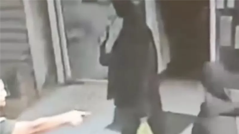 ضبط الشاب المتهم بصفع سيدة مسنة على وجهها فى شارع فاروق بالزقازيق