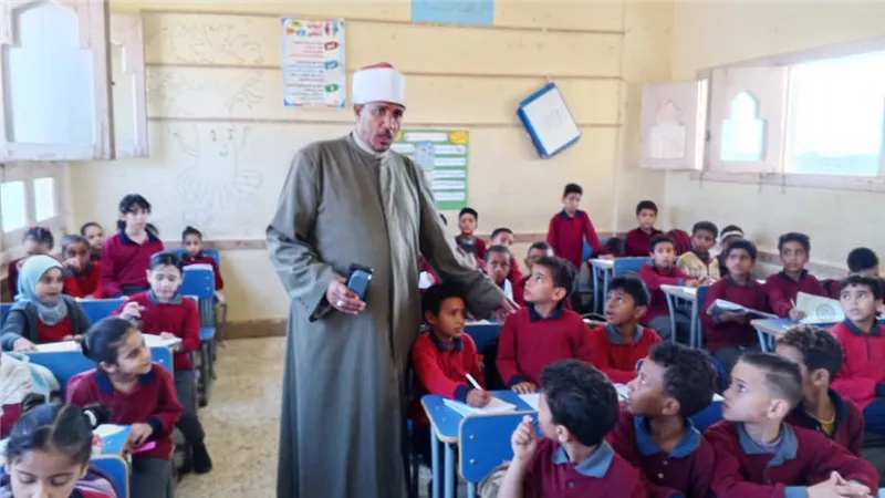 مؤكدا على الالتزام بالمناهج.. رئيس منطقة السويس الأزهرية يتابع انتظام الدراسة