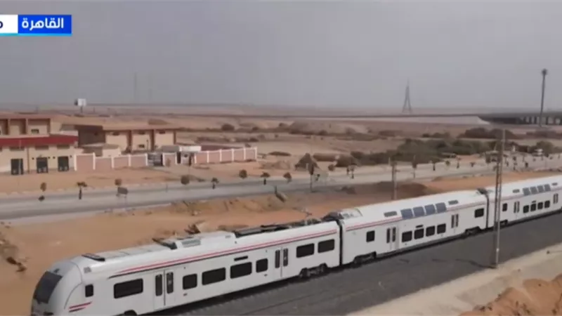لحظة بدء التشغيل التجريبي للقطار الكهربائي السريع من حدائق أكتوبر|فيديو