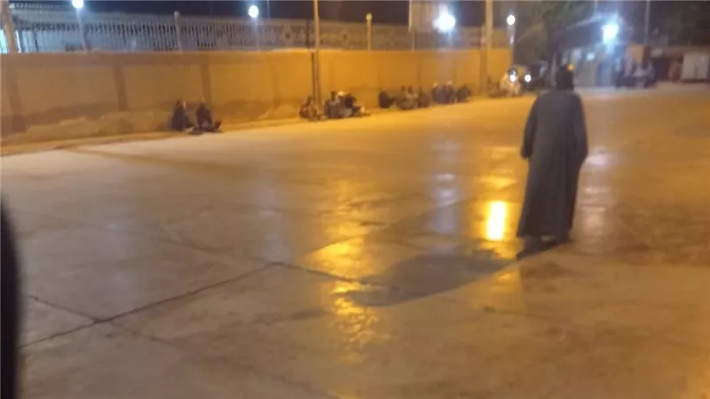 احتشاد أهالي قفط أمام المستشفى في انتظار جثمان ضحية القتل على يد مختل