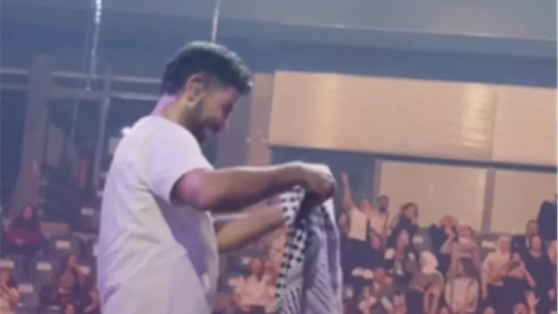 بالشال الفلسطيني.. أحمد سعد يقول فلسطين بأعلى صوت في حفله بألمانيا 