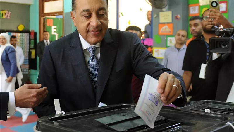 في لجنته بالشيخ زايد: رئيس الوزراء يُدلي بصوته في انتخابات مجلس النواب 2025