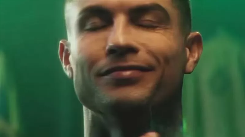 كريستيانو رونالدو في حملة ترويجية جديدة لعطره الشهير Cr7