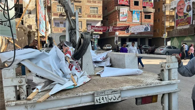 محافظة قنا تشن حملات مكثفة لإزالة لافتات الدعاية الانتخابية من أمام اللجان