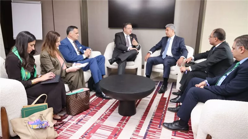 وزير السياحة والآثار يجتمع مع مفوض الاتحاد الأوروبي للنقل المستدام والسياحة