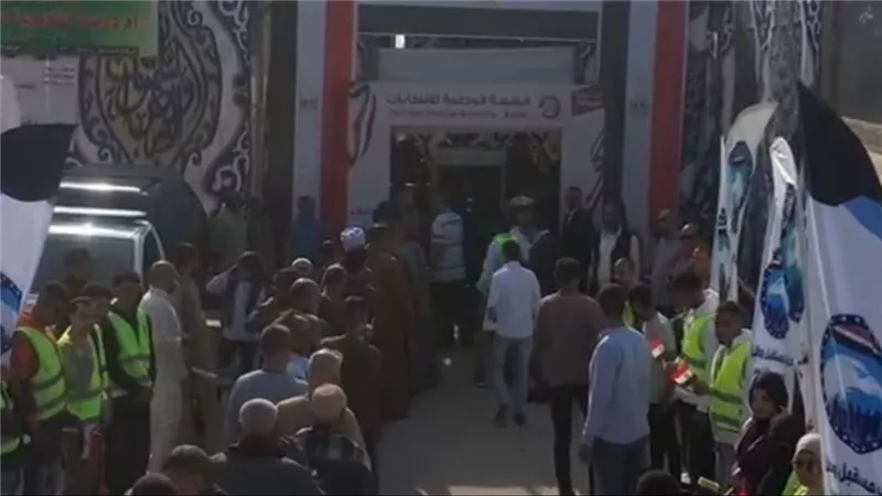 إقبال كبير من الناخبين على لجنة المدرسة الثانوية المشتركة بأم دومة بسوهاج