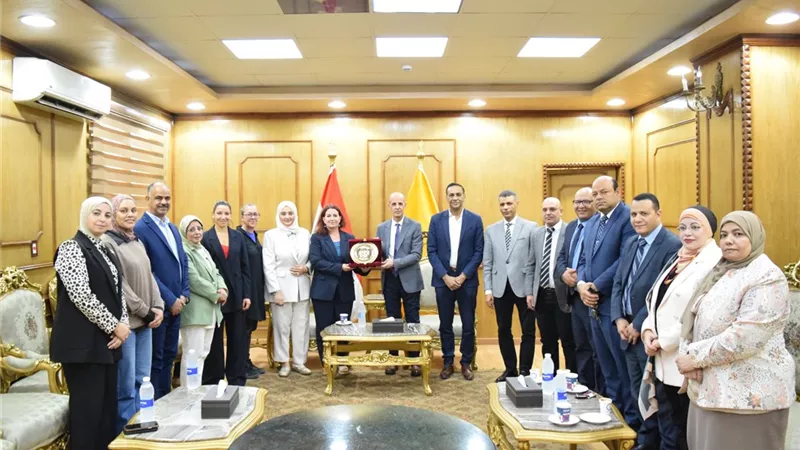 رئيس جامعة بني سويف يبحث سبل التعاون مع وفد لعدد من الجامعات الفرنسية