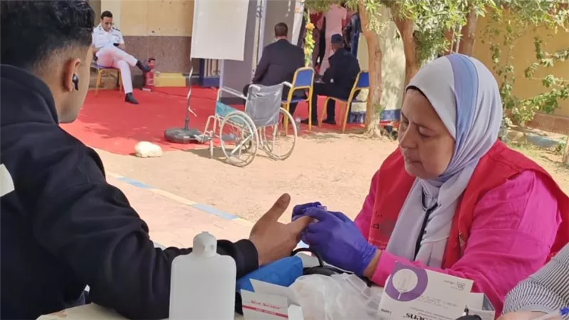 فرق 100 مليون صحة تقدم فحوصا سريعة للمواطنين أثناء انتظار التصويت