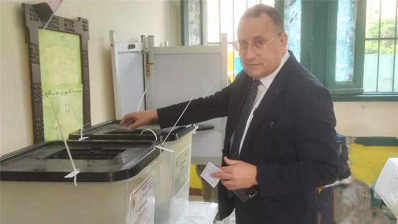 رئيس جامعة الإسكندرية يُدلي بصوته في انتخابات النواب ويدعو إلى المشاركة