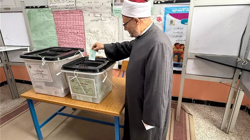 رئيس لجنة الشئون الدينية بمجلس الشيوخ يدلي بصوته في انتخابات مجلس النواب