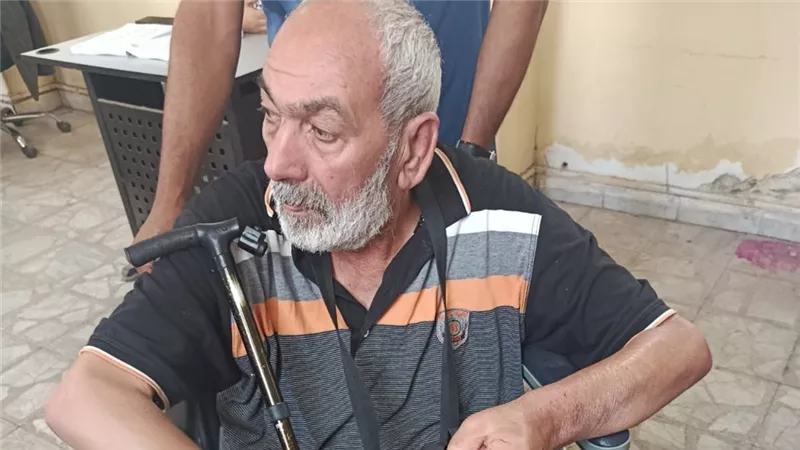 «على كرسي متحرك».. مسن يشارك في انتخابات مجلس النواب بإحدى لجان الجيزة