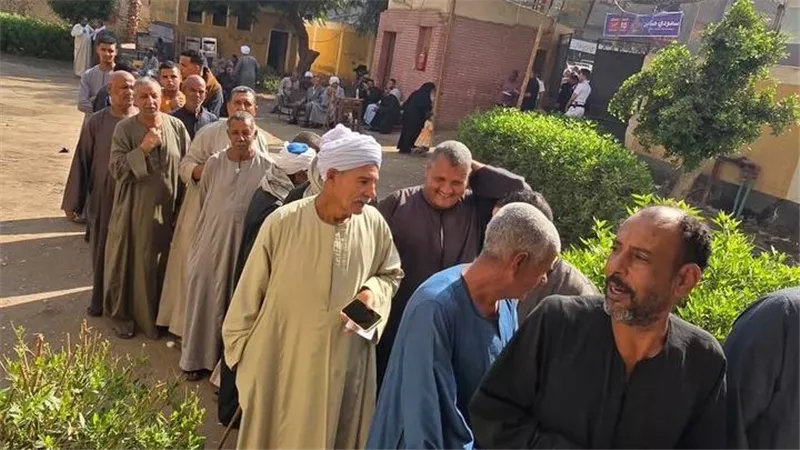 الصعايدة يتصدرون المشهد الأنتخابي بالجلابية في لجان الأقتراع بقنا |صور