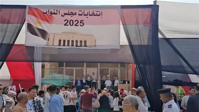 حشود وطوابير أمام اللجان: الإقبال كثيف من المواطنين في الساعات الأولى