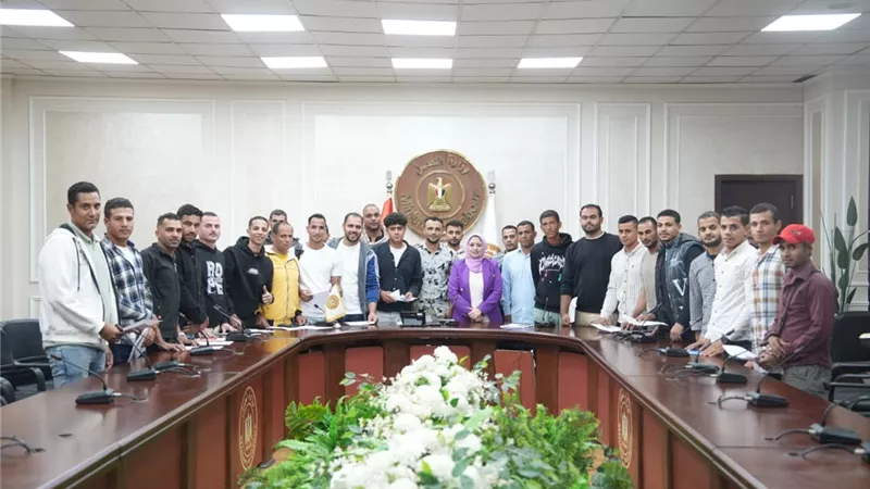 وزارة العمل: تسليم 36 عقد عمل لشباب مصريين للعمل في مجال الزراعة بالأردن