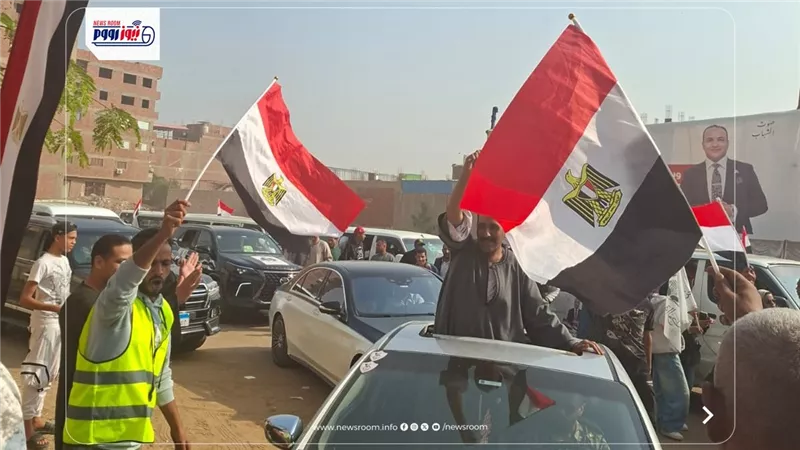 «كله علم على السيارة».. احتشاد أهالي الهرم بمقر الصحفي وسيم كمال (صور)