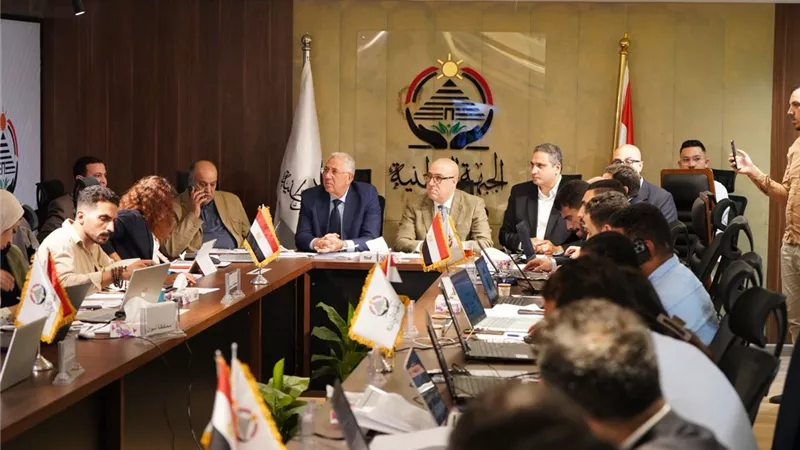 عاصم الجزار يتفقد غرفة عمليات حزب الجبهة الوطنية ويتابع سير العملية الانتخابية