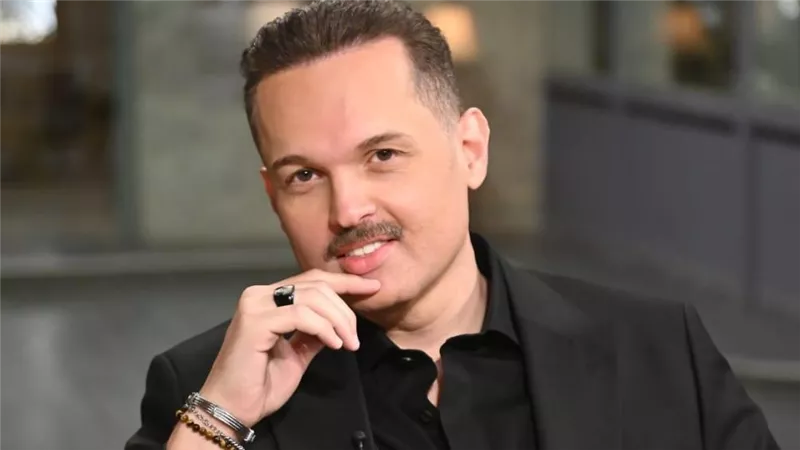 محمد محمود عبد العزيز يعلن تعرضه لأزمة صحية: فجأة ماشي بـ عصاية