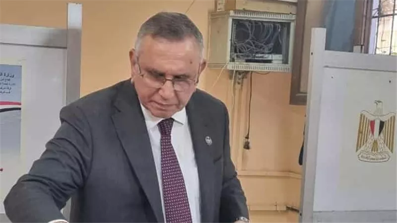 انتخابات النواب.. عبد السند يمامة يدلي بصوته في لجنة مدرسة بدر بالدقي 