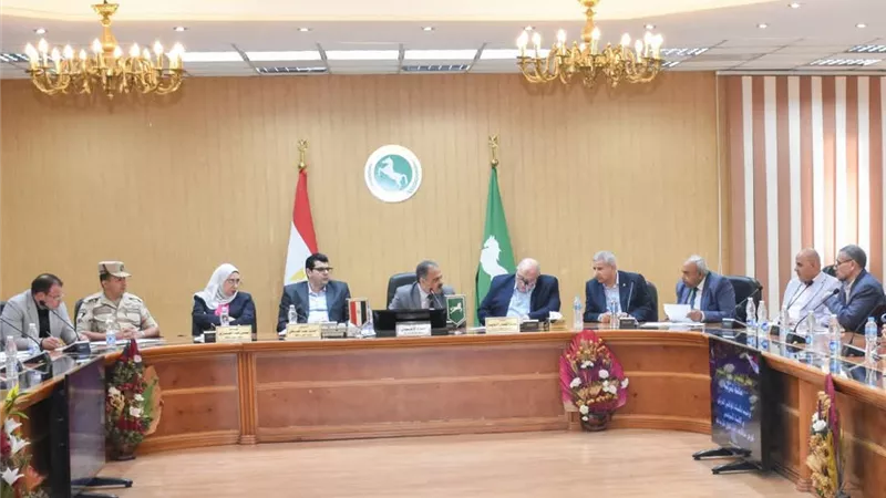 محافظ الشرقية يقدم حلول ومساعدات هاجلة للأسر الأولى بالرعاية فى لقاء المواطنين