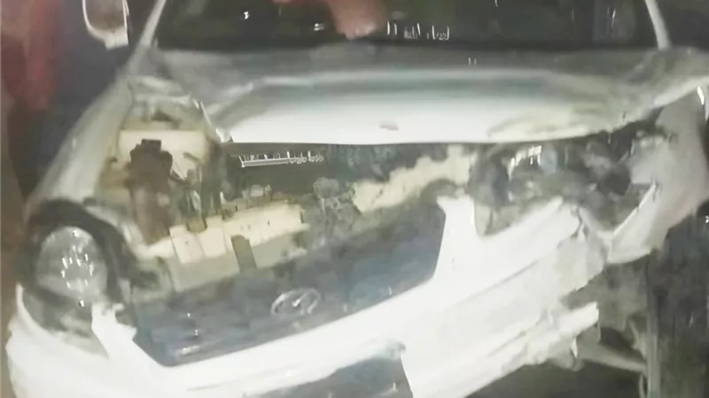إصابه شخص في حادث انقلاب سيارة ملاكى بطريق العين السخنة بالسويس 