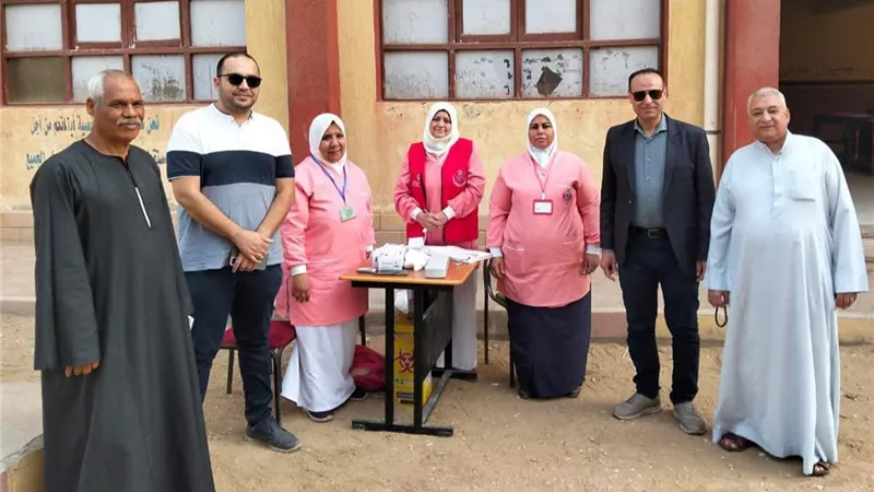 انتشار لفرق المبادرات الرئاسية الصحية داخل اللجان الانتخابية بقرى بنى سويف 