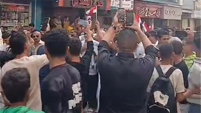 قبل الإدلاء بأصواتهم في الانتخابات.. مسيرة حاشدة بالأعلام في الإسكندرية