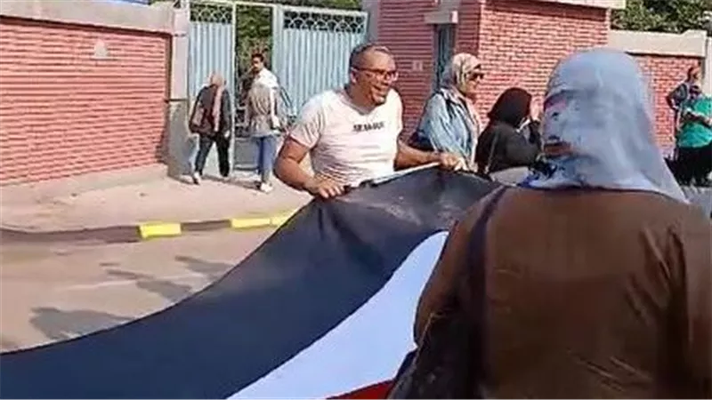 بعلم طوله 40 مترًا.. أهالي الإسكندرية يحتفلون بالمشاركة في انتخابات البرلمان
