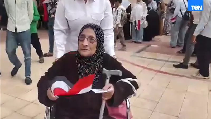 بإرادة لا تعرف المستحيل.. سيدة من ذوي الهمم تشعل حماس الناخبين بالإسكندرية