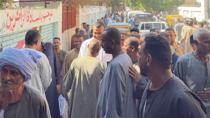 مشهد صعيدي أصيل.. مرشح العدل حسين هريدي يدلي بصوته بالجلابية في البراهمة
