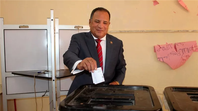 أمين عام حزب الشعب الجمهوري يدلي بصوته في انتخابات النواب بالعياط