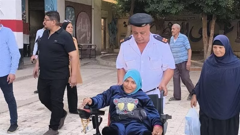 احترامًا لحقها الدستوري.. قاضٍ ينزل لمساندة ناخبة من ذوي الهمم بالبدرشين