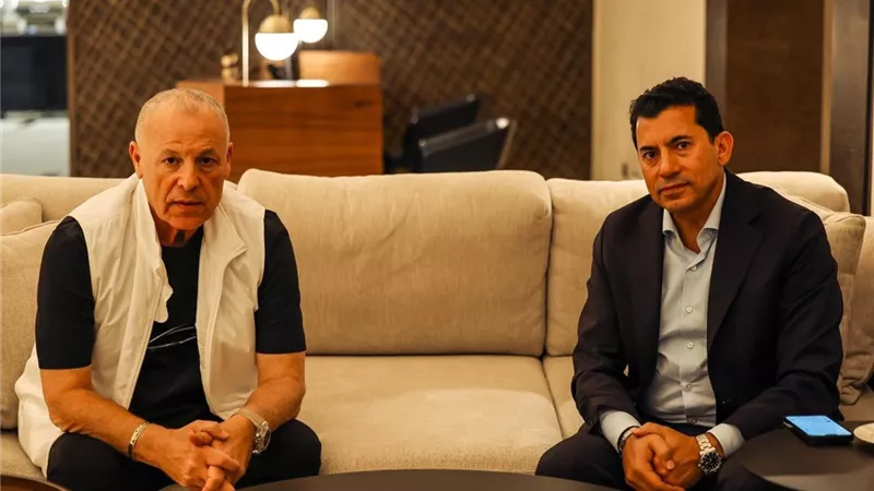 وزير الرياضة يجتمع بحسام حسن وأعضاء الجهاز الفني لمنتخب مصر في الإمارات