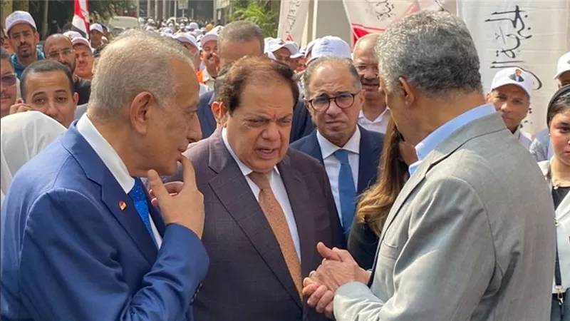 اللواء كمال الدالي وراه وفي ضهره.. أبو العينين يتفقد اللجان الانتخابية بالجيزة