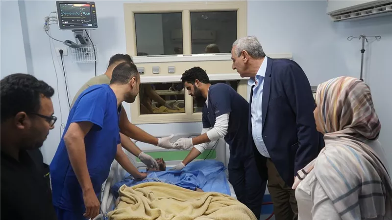 محافظ الغربية يتابع تداعيات حادث انهيار مصنع “وبريات” بالمحلة ويزور المصابين