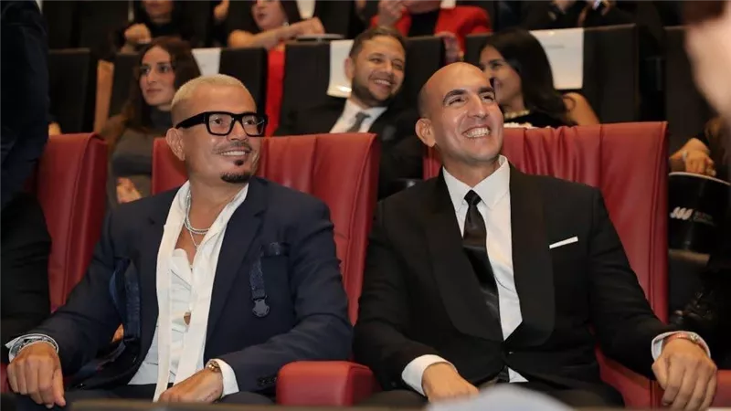ببدلة غريبة.. عمرو دياب يتألق في عرض فيلم السلم والثعبان 2