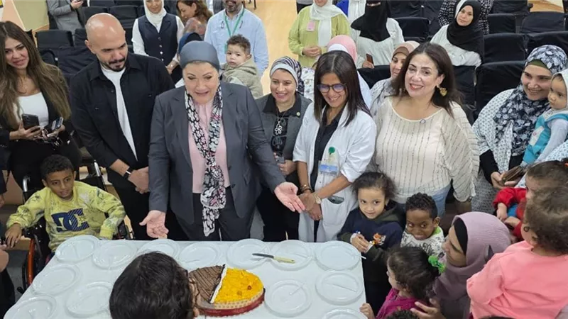رئيسة المجلس القومي للطفولة والأمومة تزور الأطفال بمستشفى أبو الريش الياباني