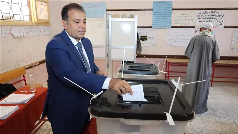رئيس جامعة قنا يدلي بصوته في انتخابات مجلس النواب  